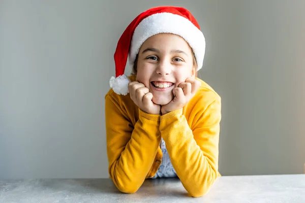 Noel beyaz izole küçük kız — Stok fotoğraf