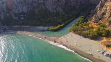 Panorama Preveli Beach Libya deniz, nehir ve palmiye orman, Güney Crete, Yunanistan