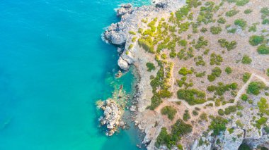 Güneşli bir günde güzel bir Yunan deniz manzarası. Girit Yeri