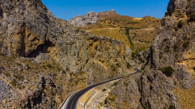 Yunanistan'ın Girit Adası'nda Kourtaliotikos güzel geçit üzerinden Boş kırsal yol.