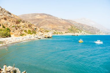 Yunanistan 'ın Girit adasındaki Preveli kentinde yeşil nehre yakın palmiyeler