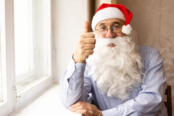 Retrato de un hombre mayor feliz en Santa Sombrero preparándose para la Navidad —  Fotos de Stock