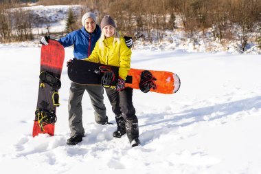 Kış, kayak, kar ve güneş - aile kış tatilinin tadını çıkarıyor