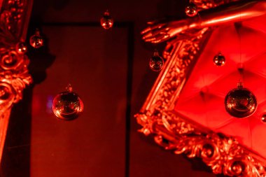 Noel topları kırmızı arka plan. dekor