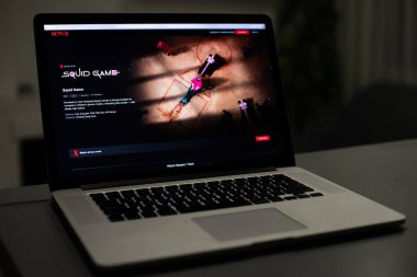 Kyiv, Ukrayna - 14 Ekim 2021: Netflix uygulaması TV ekranında Squid Game oynuyor