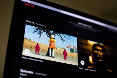 Kyiv, Ukrayna - 14 Ekim 2021: Netflix uygulaması TV ekranında Squid Game oynuyor