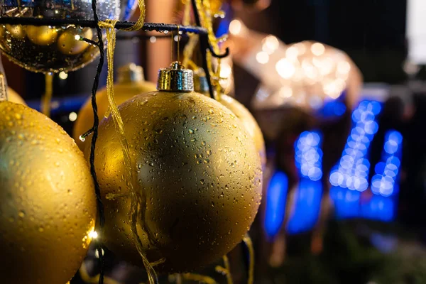 Weihnachtsdekor goldene Glaskugeln an der Wand — Stockfoto