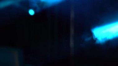 Renkli ışınların hareket ettiği çizgileri olan ışığın soyut koyu arka planı