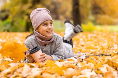 Beyaz bir kızın sonbahar portresi.