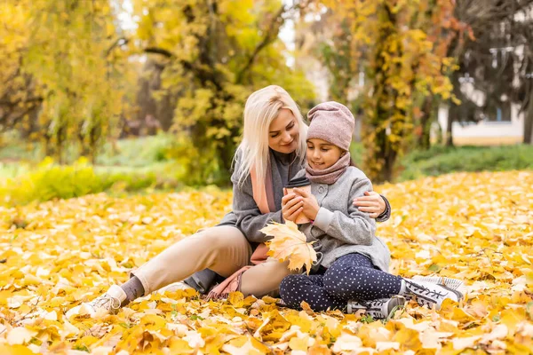 Mãe e filha no outono parque amarelo — Fotografia de Stock
