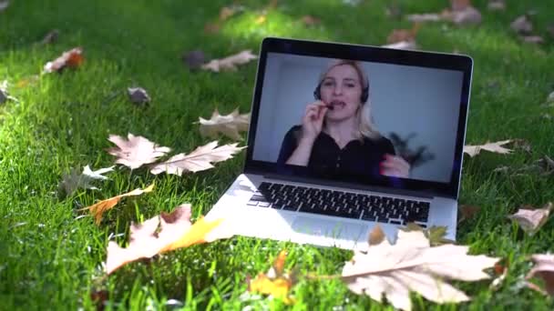 Ordinateur portable avec vidéo dans les feuilles automne — Video