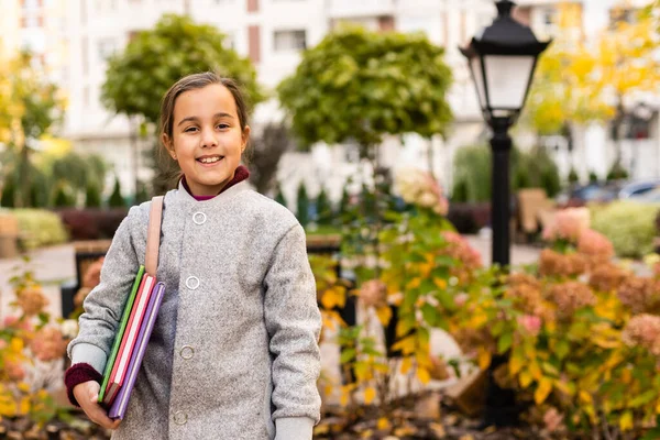 Malá školačka s batohem. Šťastné dětství. Začátkem akademického roku. Podzimní čas na studium. Studoval na základní škole. Koncept školního vzdělávání. Zpět ke studiu — Stock fotografie