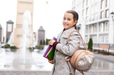 Güzel, genç bir ilkokul öğrencisi. Sonbahar.