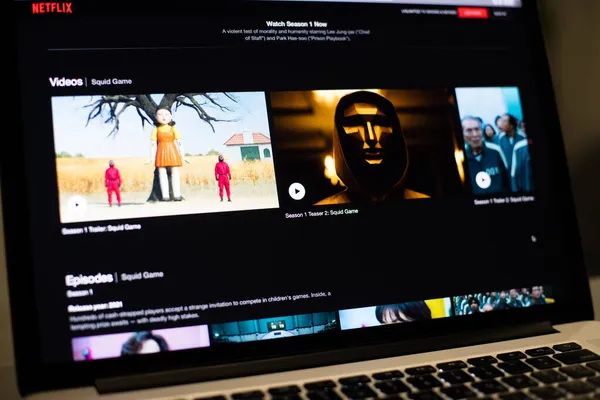 Squid game - південнокорейська трансляція на Netflix Kyiv, Україна - 14 жовтня 2021. — стокове фото