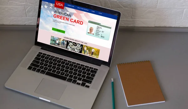 Laptop com cartão residente permanente do site dos EUA — Fotografia de Stock