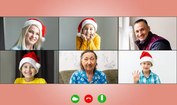 크리스마스 온라인 가족 축하 해. 화상 통화를 위해 노트북을 사용하는 학생들에게 미소짓는 것 , x-mas making skype video conference — 스톡 사진