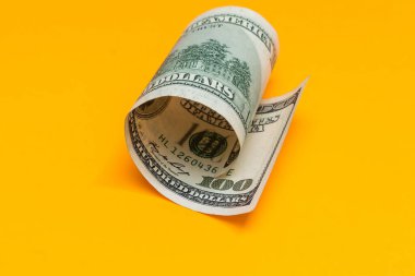 Sarıya kıvrılmış Tek Yüz Dolarlık banknot