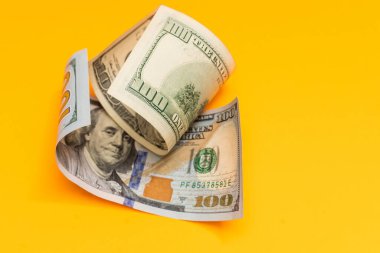 Sarıya kıvrılmış Tek Yüz Dolarlık banknot