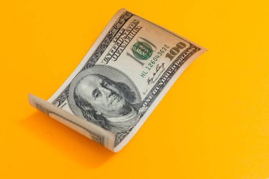 Sarıya kıvrılmış Tek Yüz Dolarlık banknot