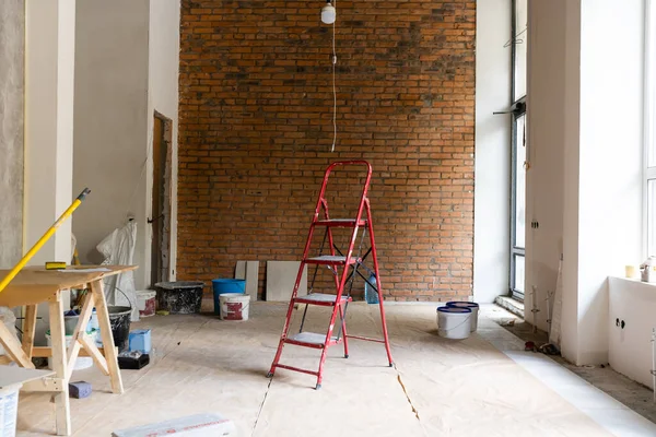 Proceso de trabajo de instalación de placas de yeso o paneles de yeso para la fabricación de paredes de yeso en el apartamento está en construcción, Concepto de hogar — Foto de Stock