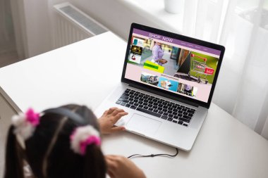 Küçük kız internetten alışveriş yapıyor.