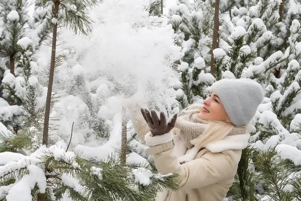 Junge lachende fröhliche Kaukasierin und Kiefernzweige im Winterwald. Positive Emotionen, Wandern bei verschneitem Wetter — Stockfoto