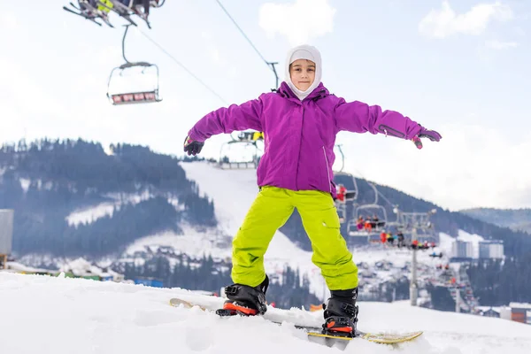 Little Cute Girl Snowboarding na estância de esqui no dia ensolarado de inverno. Montanhas do Cáucaso. Mount Hood Meadows Oregon — Fotografia de Stock