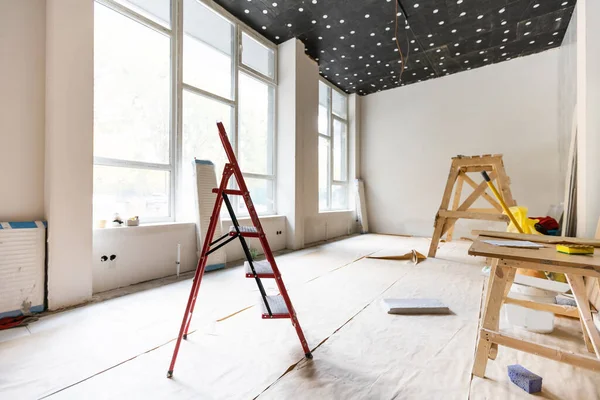 Reparação e pintura de paredes no quarto. — Fotografia de Stock