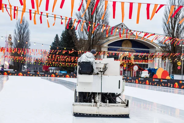 Kiev, UKRAINE - 26 janvier 2020 Winter Country vdnh exhibition decorated for new year and christmas holidays. patinoire — Photo