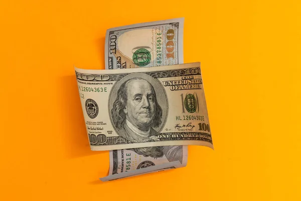 Singolo Cento Dollaro Bill arricciato sul giallo — Foto Stock