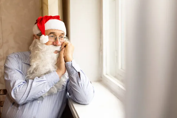 Noel Baba şapkalı mutlu yaşlı adamın portresi Noel için hazırlanıyor. — Stok fotoğraf