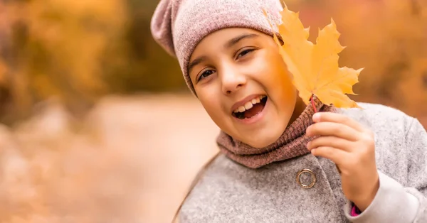 Діти грають у осінньому парку. Діти кидають жовте листя. Дитяча дівчинка з кленовим листом. Осіннє листя. Сім'я на свіжому повітрі весело восени. Тоддлер або дошкільник восени — стокове фото