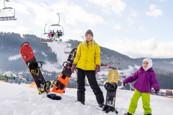Invierno, esquí, nieve y sol - familia disfrutando de vacaciones de invierno — Foto de Stock