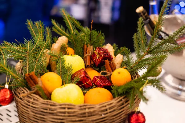 Composição de Natal em cesta com laranjas e abeto — Fotografia de Stock