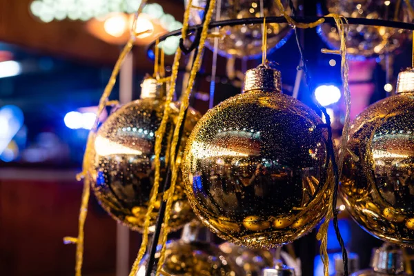 Weihnachtsdekor goldene Glaskugeln — Stockfoto