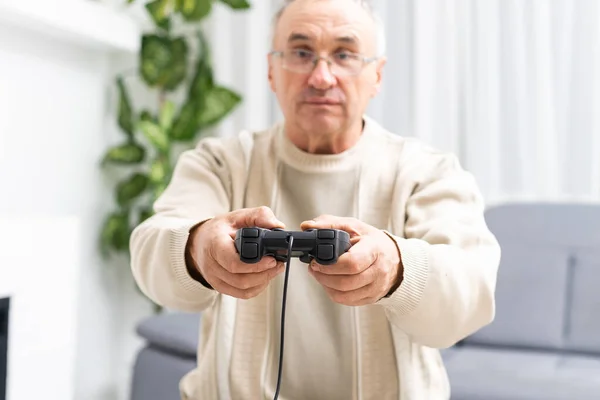 Retrato de homem idoso jogando videogames com joystick — Fotografia de Stock
