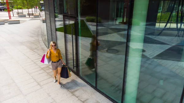 Mujer feliz comprando ropa —  Fotos de Stock