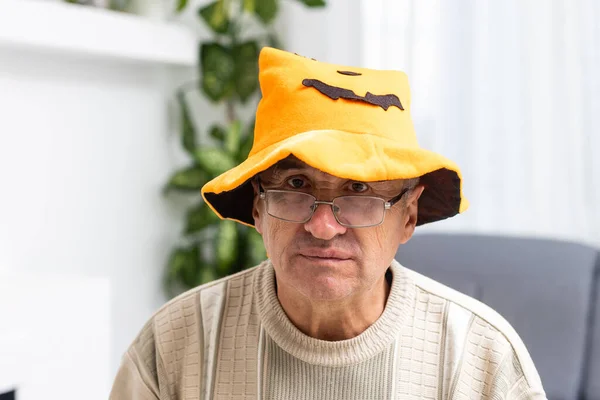 Old man head shot celebrating halloween at home — Stock Photo, Image