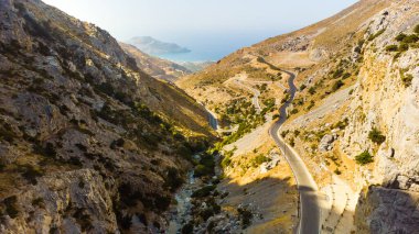 Yunanistan'ın Girit Adası'nda Kourtaliotikos güzel geçit üzerinden Boş kırsal yol.