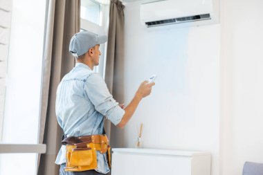 Erkek Elektrikçinin Portresi Klimayı Tamir Ediyor