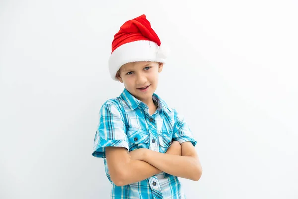 하얀 배경에 산타클로스 복장을 한 소년 — 스톡 사진