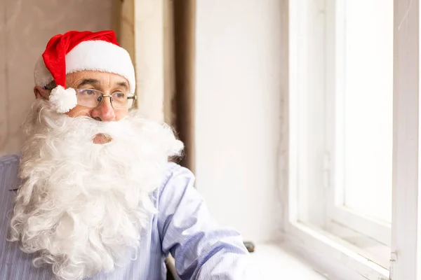 Porträtt av glad senior man i Santa hatt förbereder sig för jul — Stockfoto