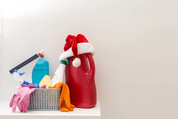 Nettoyage avant Noël. Fournitures de nettoyage multicolores. Éponges, chiffons et vaporisateurs avec décorations festives à la maison — Photo