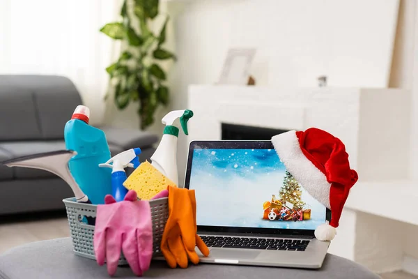 Karácsonyi takarítás. Karácsonyi vásárlás. Tisztító eszközök és karácsonyi dekorációk télapó kalap otthoni háttér másolási hely — Stock Fotó