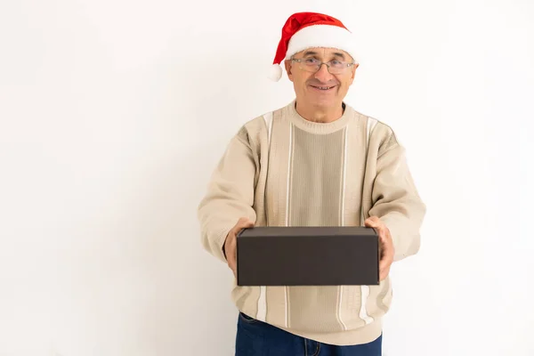 クリスマスプレゼントで幸せな高齢者の笑顔。白地に隔離された — ストック写真