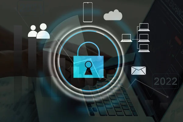 Entwicklung eines Netzwerksicherheitssystems. Internet-Datensicherheitskonzept. laptop. — Stockfoto