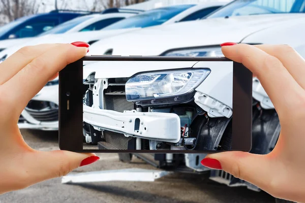 スマートフォンで傷害保険で車を撮影した女性は — ストック写真