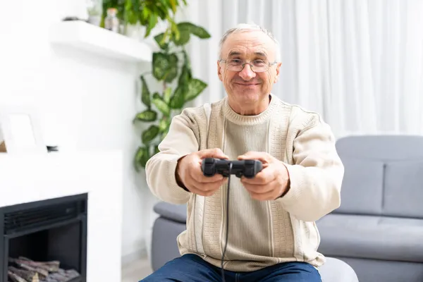 Senior man afspelen van video game op witte achtergrond — Stockfoto