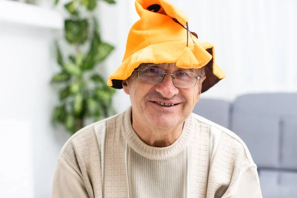 Old man head shot celebrating halloween at home — Stock Photo, Image