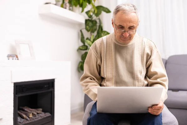 Senior che lavora su un portatile, uomo anziano. — Foto Stock